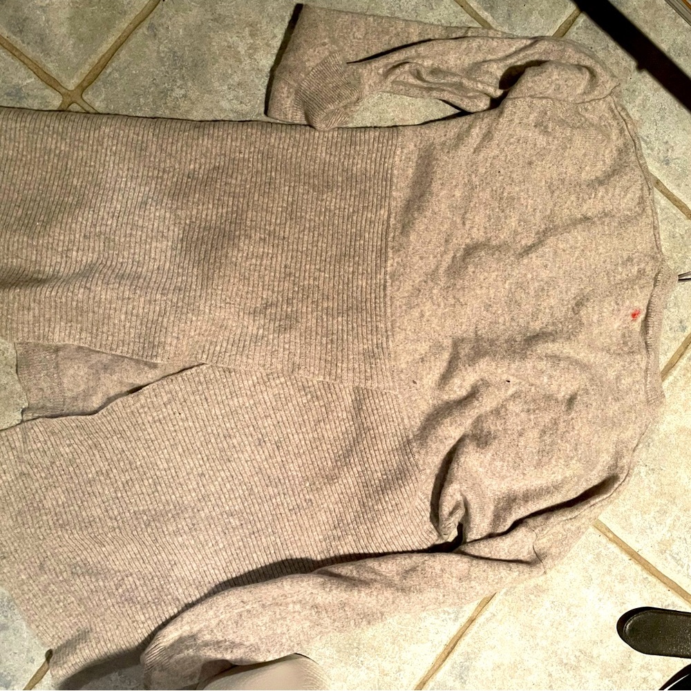 Dice small cashmere sweater small red stain on the back of the collor